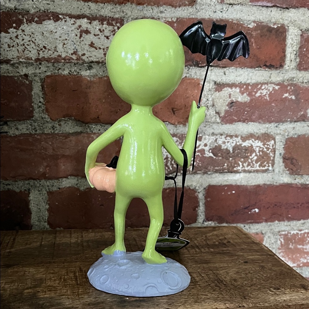 Alien Figurine with Bat and Pumpkin - Picture 8 of 8